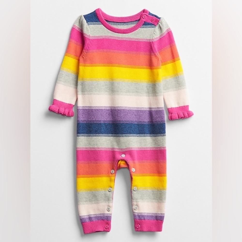 Pet/Smoke free home. No stains or holes. Adorable ruffle sleeves.